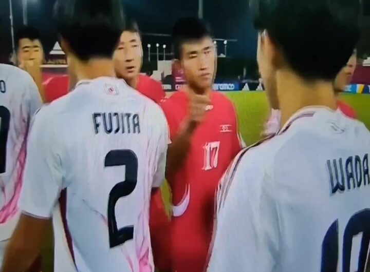 Il video dei calciatori della Corea del Nord che salutano gli avversari con dei pugni