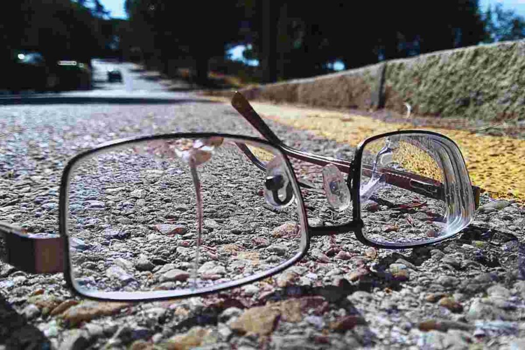 come eliminare i graffi dagli occhiali