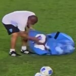 Magazziere del Guatemala raccoglie in lacrime i palloni in campo dopo la sconfitta