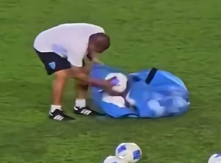 Magazziere del Guatemala raccoglie in lacrime i palloni in campo dopo la sconfitta