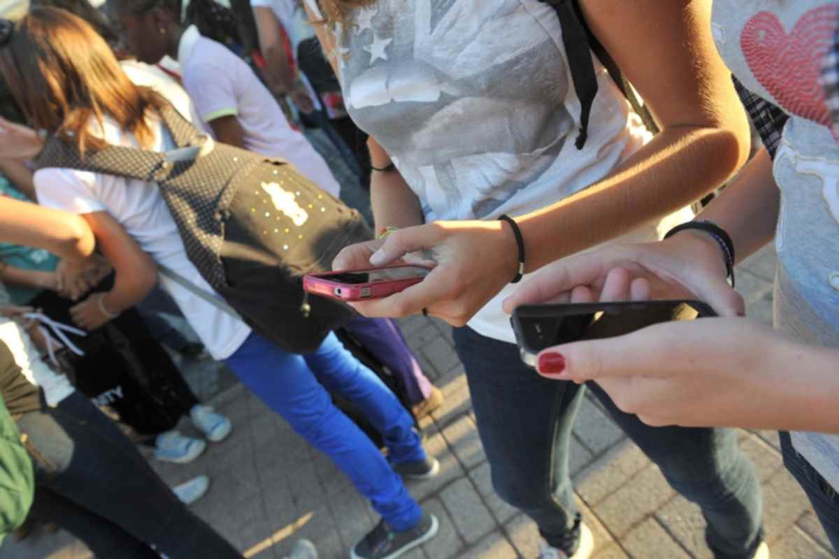 Studenti con il cellulare 