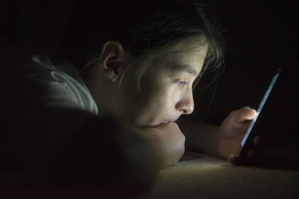 In Italia il 41,8% degli adolescenti in difficoltà ha chiesto aiuto all’IA: il rapporto di Save the Children