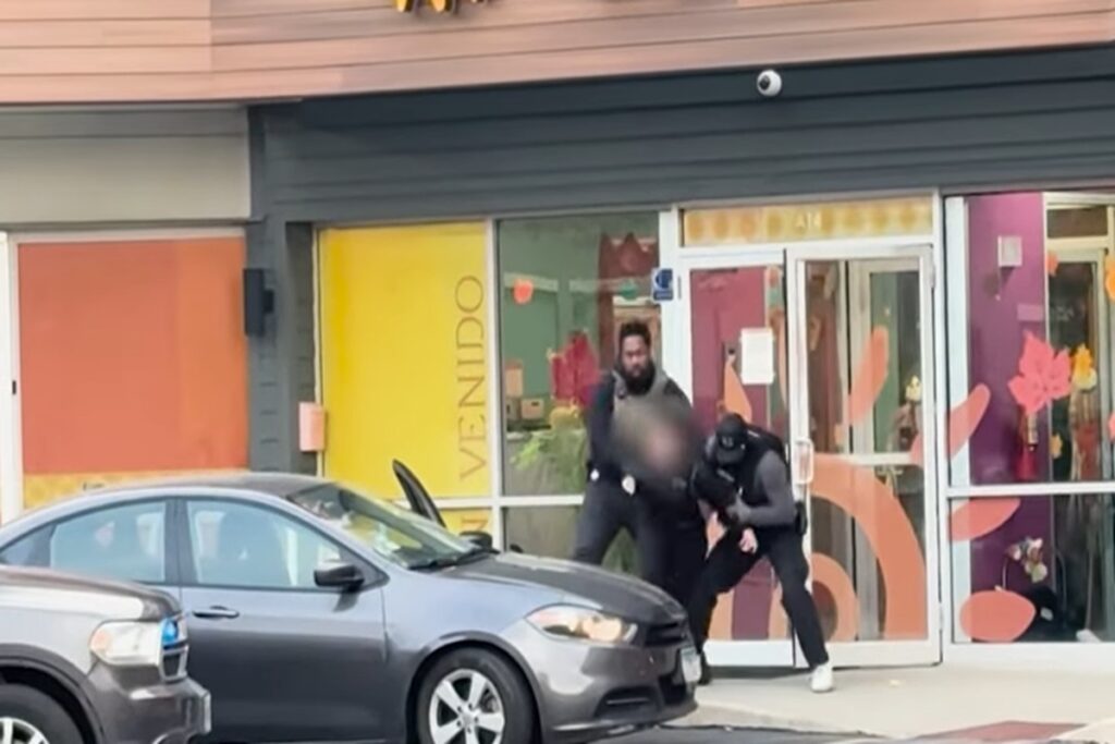 Il video della maestra di Chicago arrestata davanti ai bambini dagli agenti dell'ICE