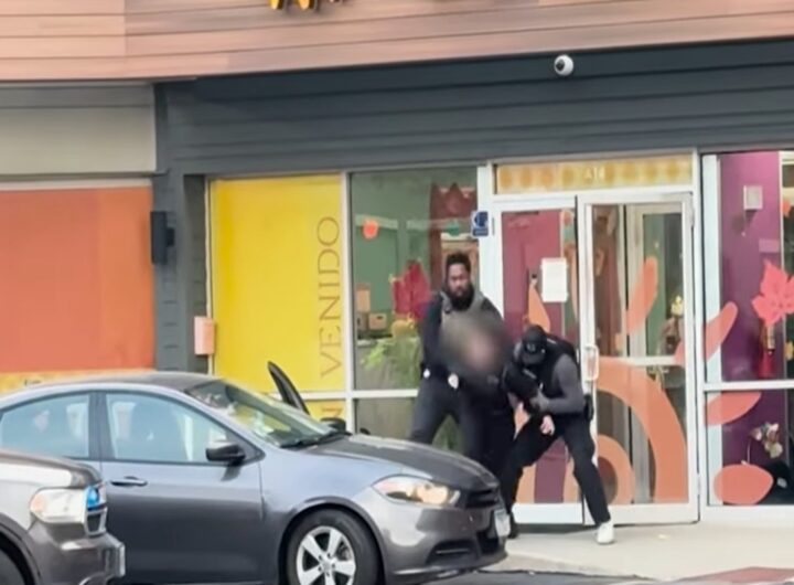Il video della maestra di Chicago arrestata davanti ai bambini dagli agenti dell'ICE