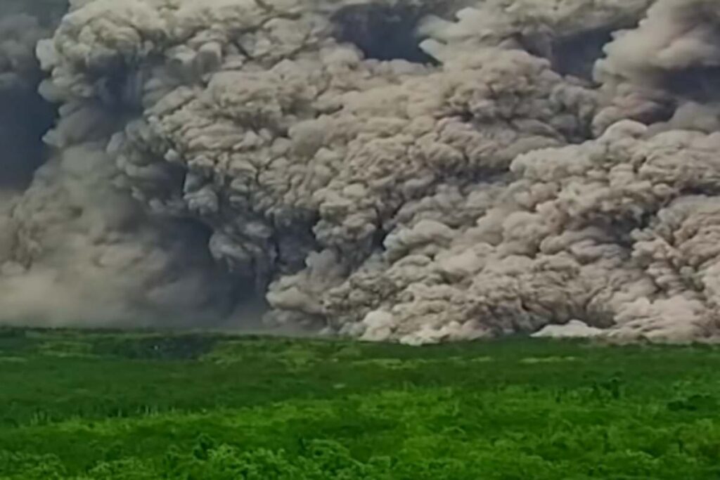 Indonesia, l'eruzione del vulcano Semeru