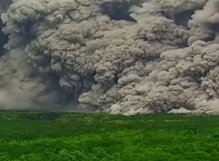 Indonesia, l'eruzione del vulcano Semeru