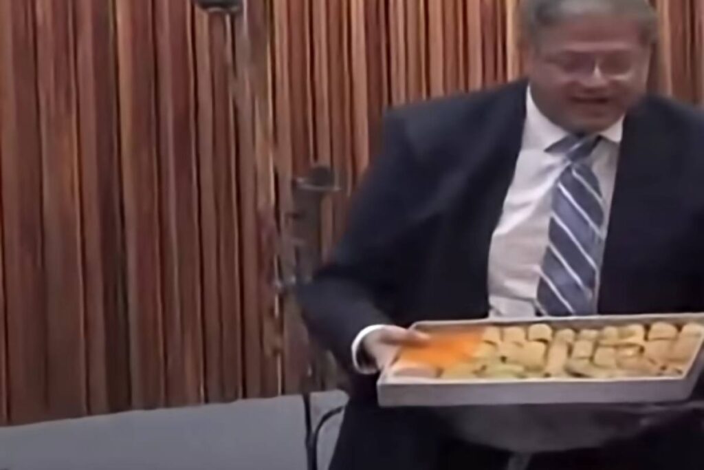 Israele, il ministro Ben Gvir distribuisce dolcetti dopo il primo sì alla pena di morte