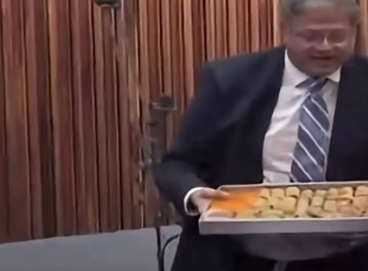 Israele, il ministro Ben Gvir distribuisce dolcetti dopo il primo sì alla pena di morte