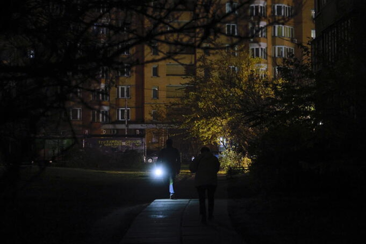 Le notizie del giorno, massiccio attacco russo a Kiev: almeno 4 morti e 24 feriti. Bus si schianta contro fermata a Stoccolma, “diversi morti e feriti gravi”