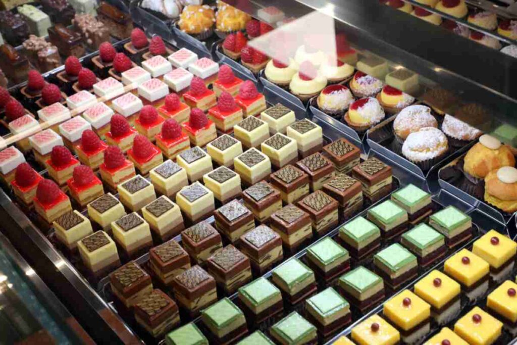 Dolci esposti in un bar