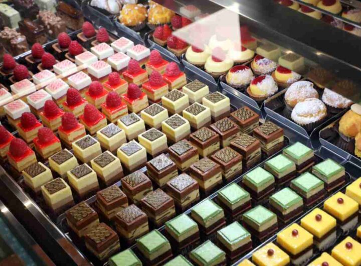 Dolci esposti in un bar