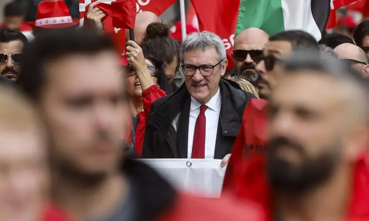 La preghiera di Landini: : "Dacci il nostro sciopero settimanale e tanta patrimoniale”, nella foto landini in sciopero
