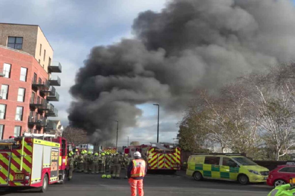 Magzzino in fiamme a Londra, la densa colonna di fumo
