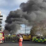 Magzzino in fiamme a Londra, la densa colonna di fumo