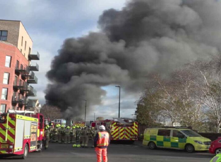 Magzzino in fiamme a Londra, la densa colonna di fumo