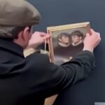 Tiktoker appende un suo dipinto nella salla della Gioconda, al Louvre