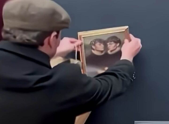 Tiktoker appende un suo dipinto nella salla della Gioconda, al Louvre