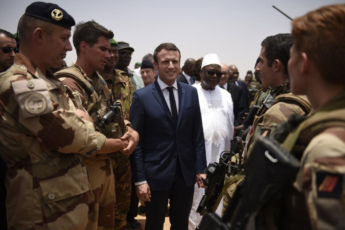 Macron e il nuovo servizio militare, volontario e della durata di 10 mesi: “Preparare la nazione”