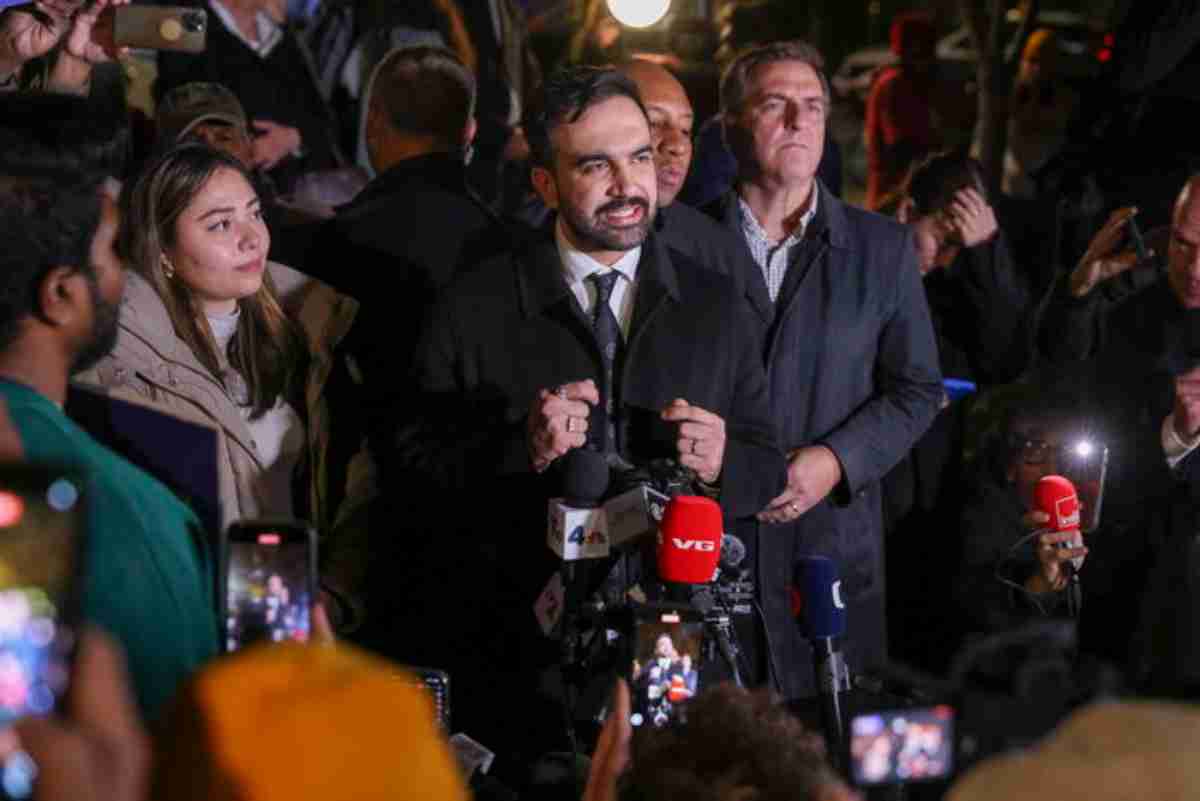 New York al voto, il grande favorito è Zohran Mamdani, socialista e musulmano: per Israele “è un pericolo per la comunità ebraica”
