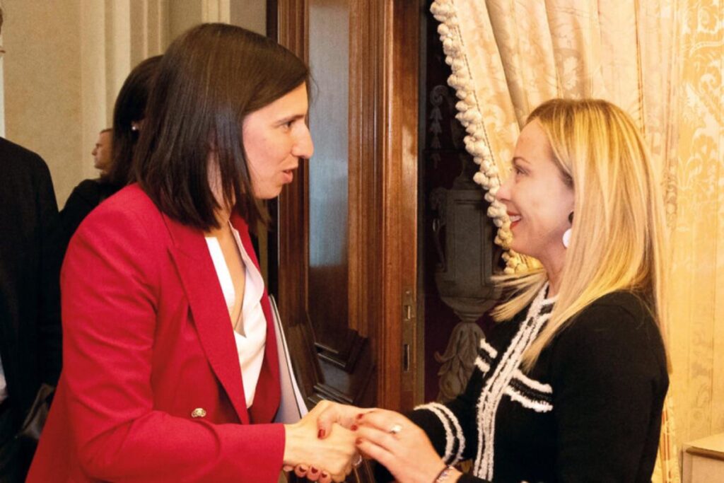 Davvero all’Italia serve il premierato? Perché Meloni insiste mentre si prepara al match con Schlein, nella foto meloni schlein stretta di mano