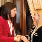 Davvero all’Italia serve il premierato? Perché Meloni insiste mentre si prepara al match con Schlein, nella foto meloni schlein stretta di mano