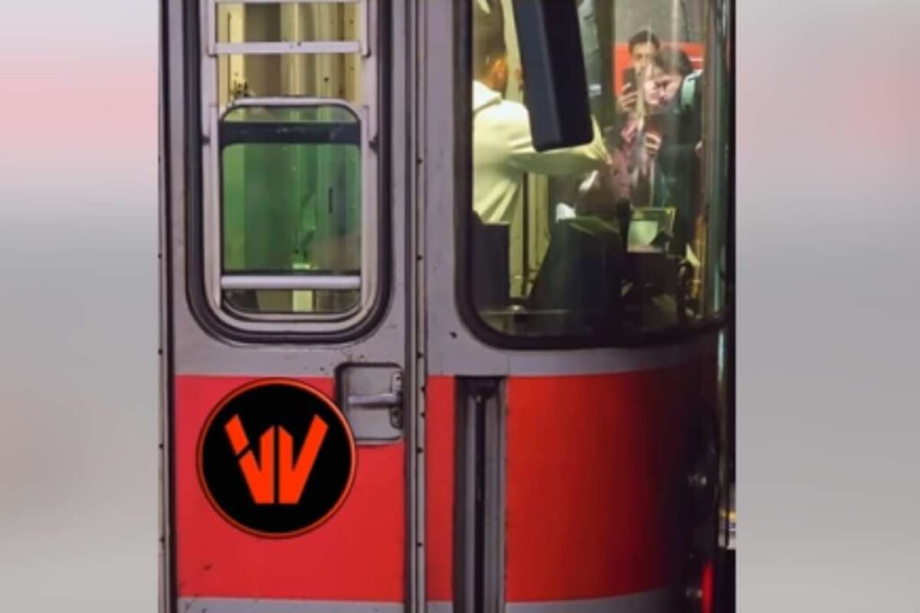 uomo nella cabina della metro a milano