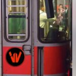 uomo nella cabina della metro a milano