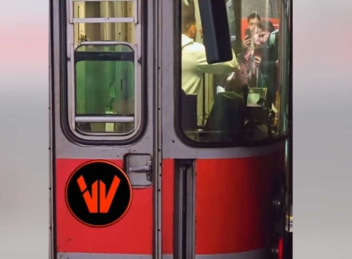 uomo nella cabina della metro a milano