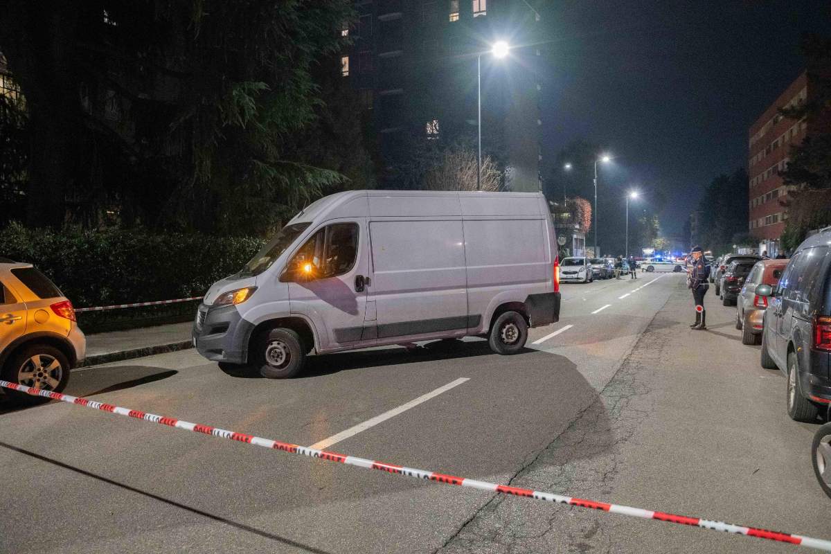 Ragazzino di 12 anni travolto da un furgone a Milano, è in coma
