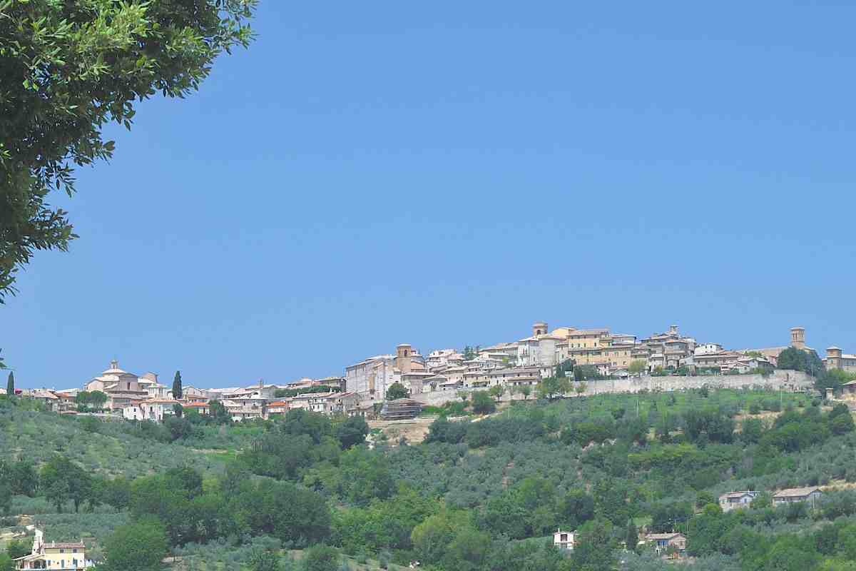 Case e stradine di pietra nel mezzo dei vigneti: il borgo italiano del vino si trasforma a novembre