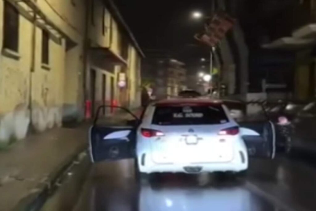 In città con la musica a tutto volume e le portiere dell'auto aperte