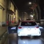 In città con la musica a tutto volume e le portiere dell'auto aperte