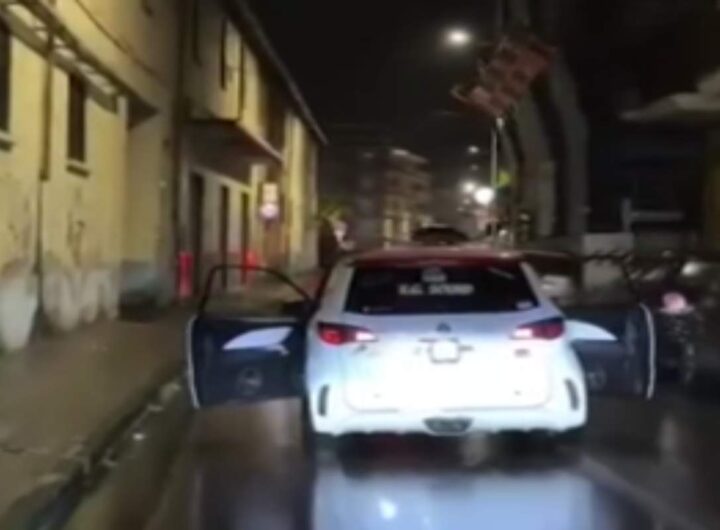 In città con la musica a tutto volume e le portiere dell'auto aperte