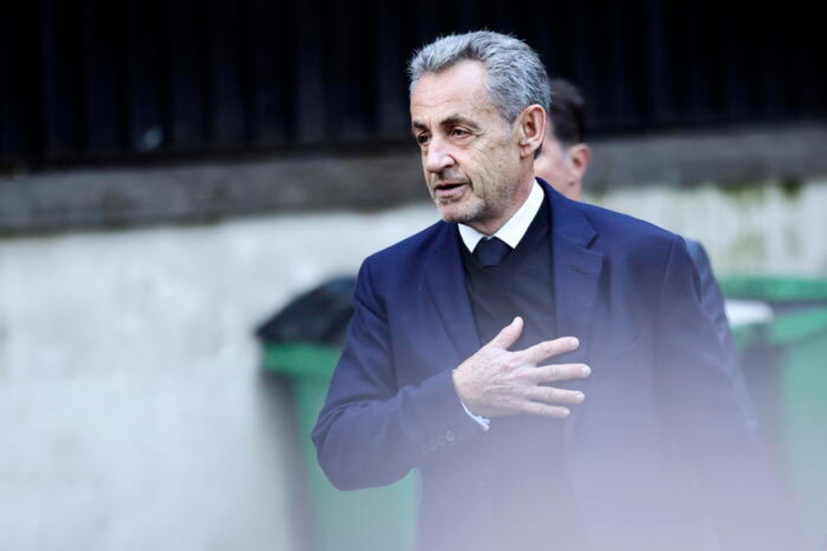 Yogurt, tonno e una scopa. Come Sarkozy sta sopravvivendo nel carcere de La Santé