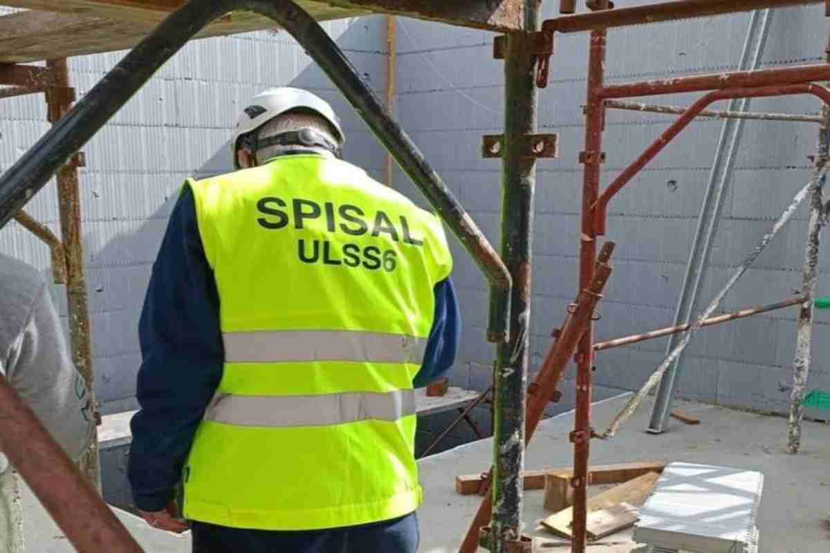 Precipita da un silos a 10 metri d’altezza: morto operaio di 47 anni in provincia di Rovigo