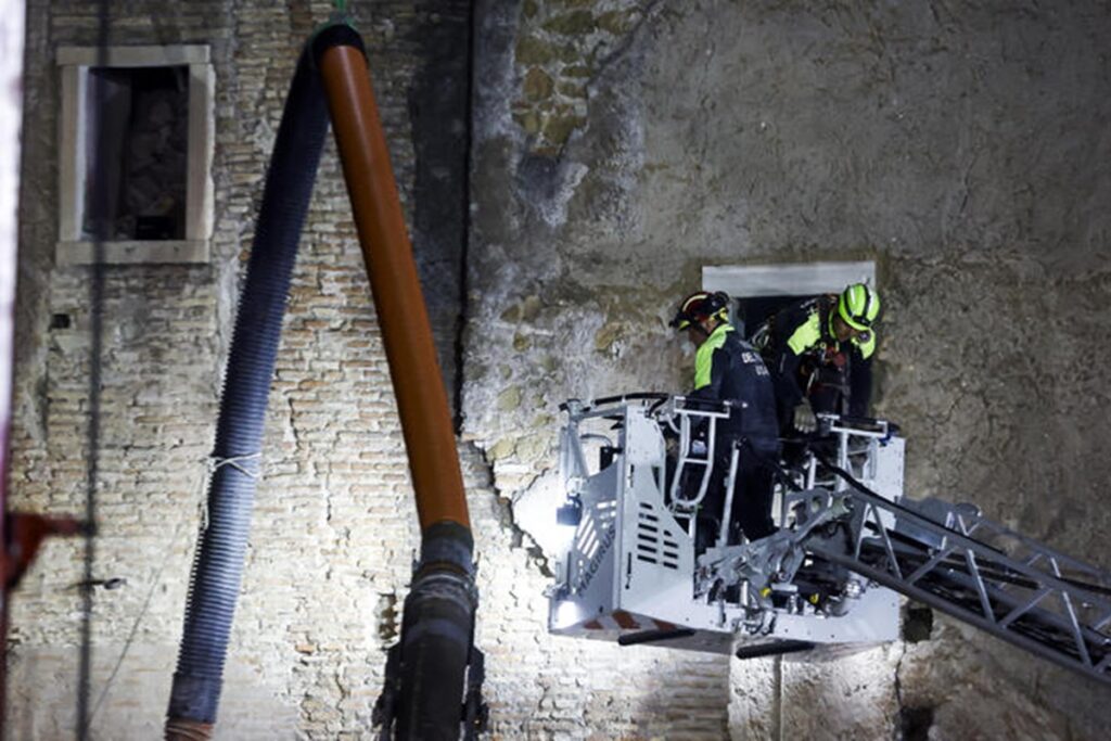 Torre dei Conti, è morto l'operaio rimasto intrappolato per undici ore sotto le macerie. Aveva 66 anni
