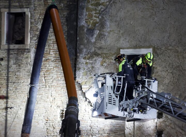 Torre dei Conti, è morto l'operaio rimasto intrappolato per undici ore sotto le macerie. Aveva 66 anni