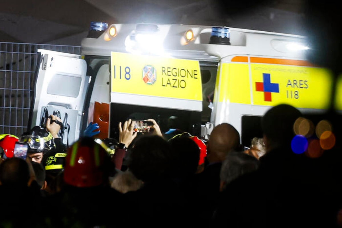 La moglie dell’operaio morto a Roma nel crollo della Torre dei Conti: “Gli mancava un solo anno alla pensione”