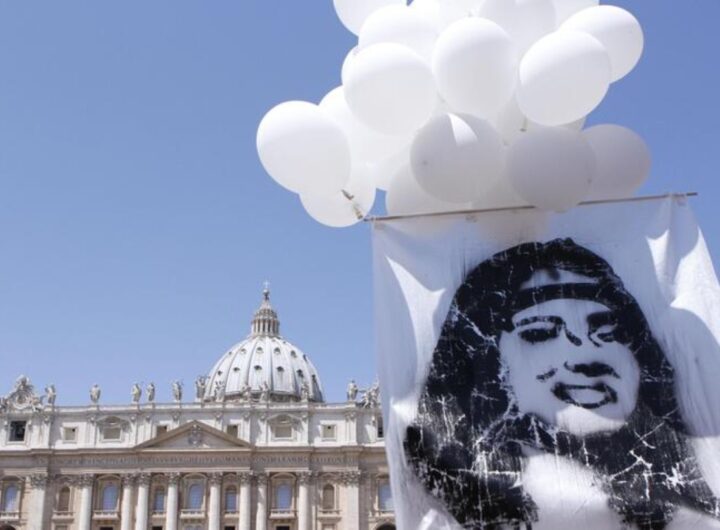 Mistero Orlandi, nuovi sviluppi: rivelazioni e segreti su zio Mario, fra il Vaticano, il card Casaroli, il Pm Sica, nella foto emanuela orlandi sullo sfondo di San Pietro