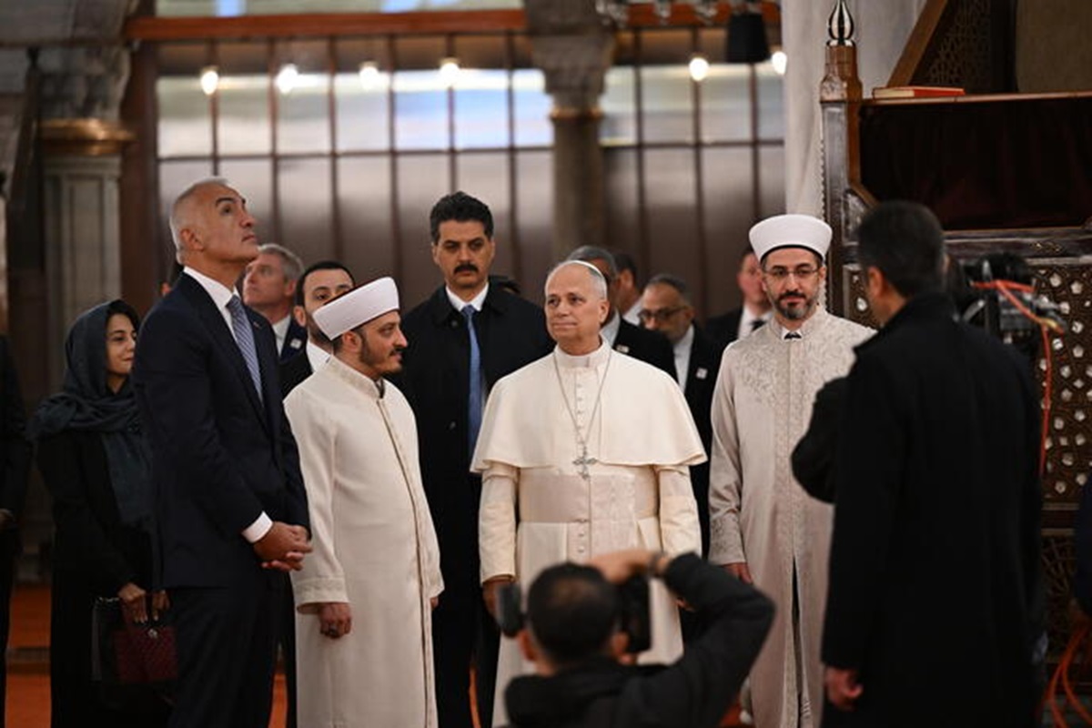 Papa Leone XIV in visita alla Moscha Blu di Istanbul. Il muezzin: “Non ha pregato”. La Santa Sede: “Profondo rispetto” VIDEO