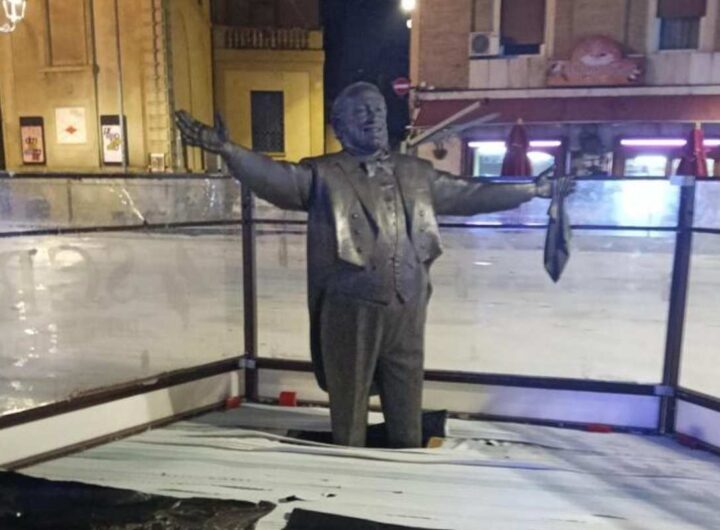 statua di pavarotti a pesaro