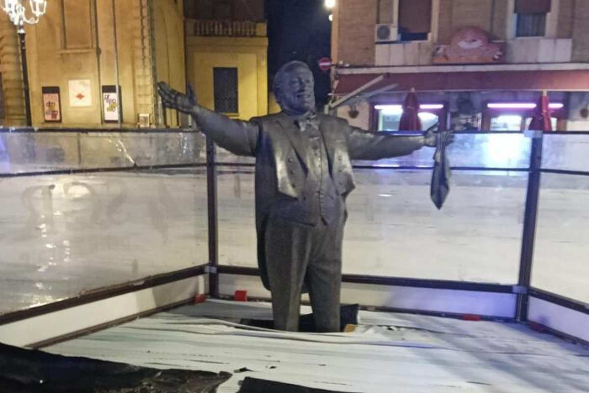 La statua di Pavarotti sulla pista di ghiaccio, Nicoletta Mantovani contro il Comune di Pesaro: “Ridicolizzato”