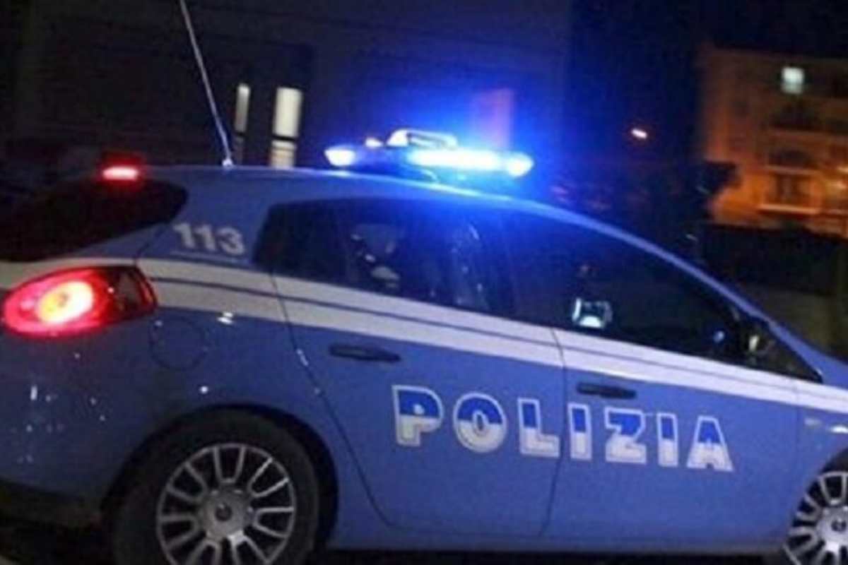 Colpito in testa da proiettile mentre è in auto con gli amici, morto 19enne a Napoli