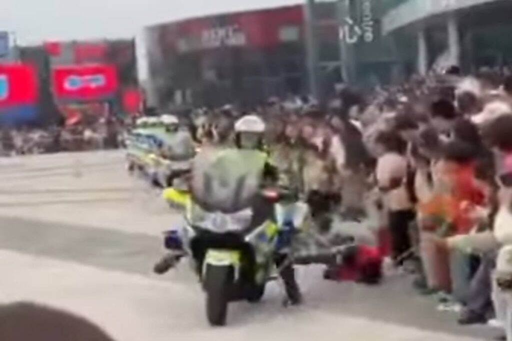 Poliziotta in moto travolge tre bambini durante un evento in Cina
