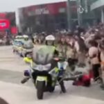Poliziotta in moto travolge tre bambini durante un evento in Cina