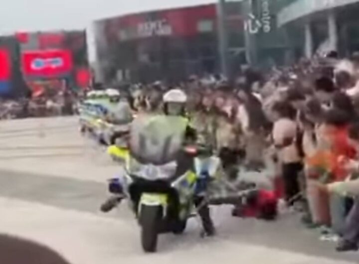 Poliziotta in moto travolge tre bambini durante un evento in Cina