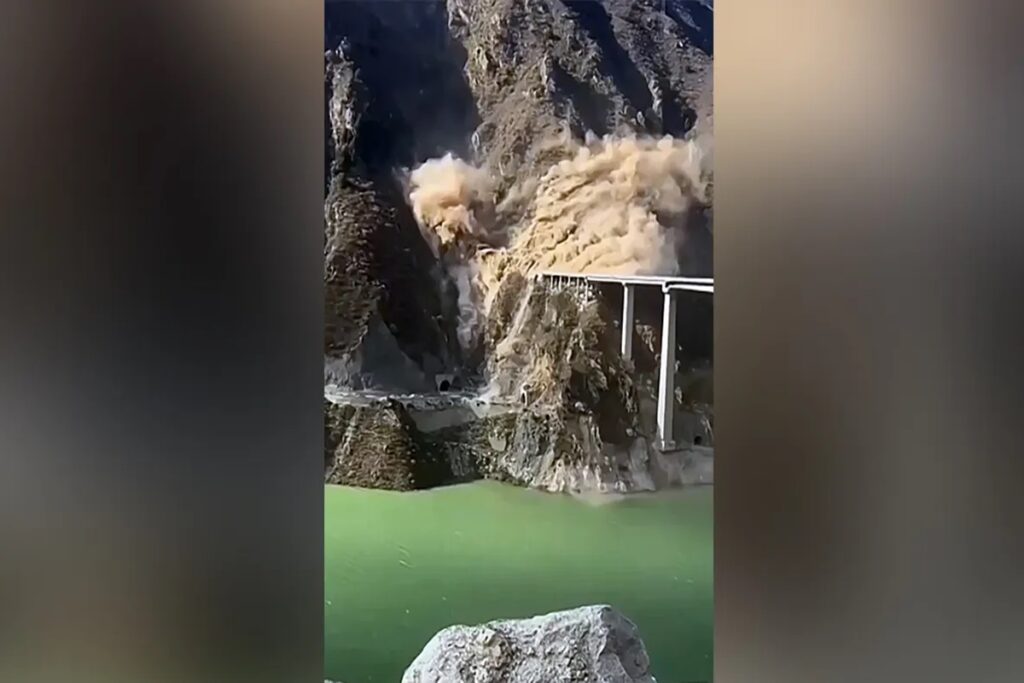 Il video del crollo di un ponte appena inaugurato in Cina