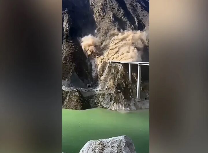 Il video del crollo di un ponte appena inaugurato in Cina