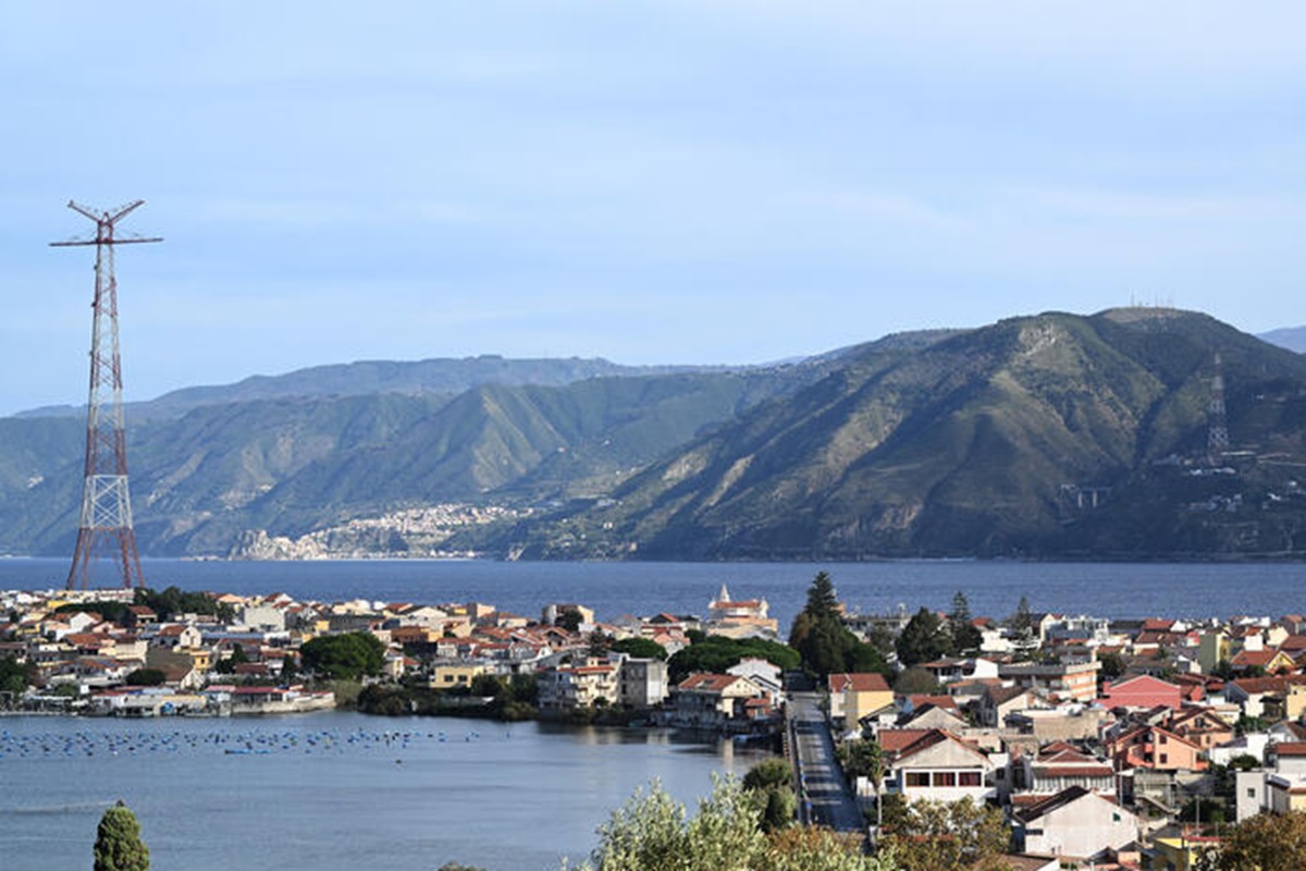 Ponte sullo Stretto, nuovo stop della Corte dei Conti. Salvini: “Nessuna sorpresa. Andiamo avanti”. Schlein: “Progetto ingiusto, sbagliato, dannoso e vecchio”