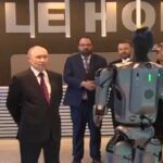 Putin accolto da un robot alla conferenza sull'IA